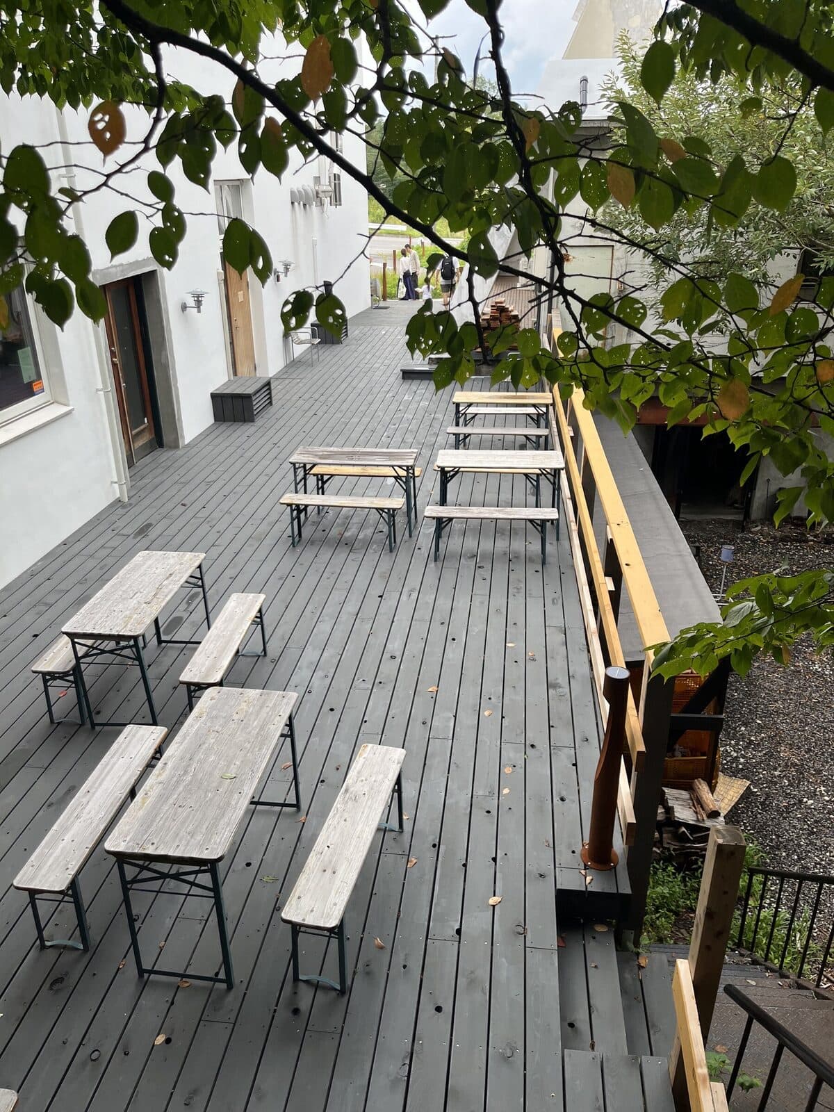 建物外の屋外ウッドデッキ